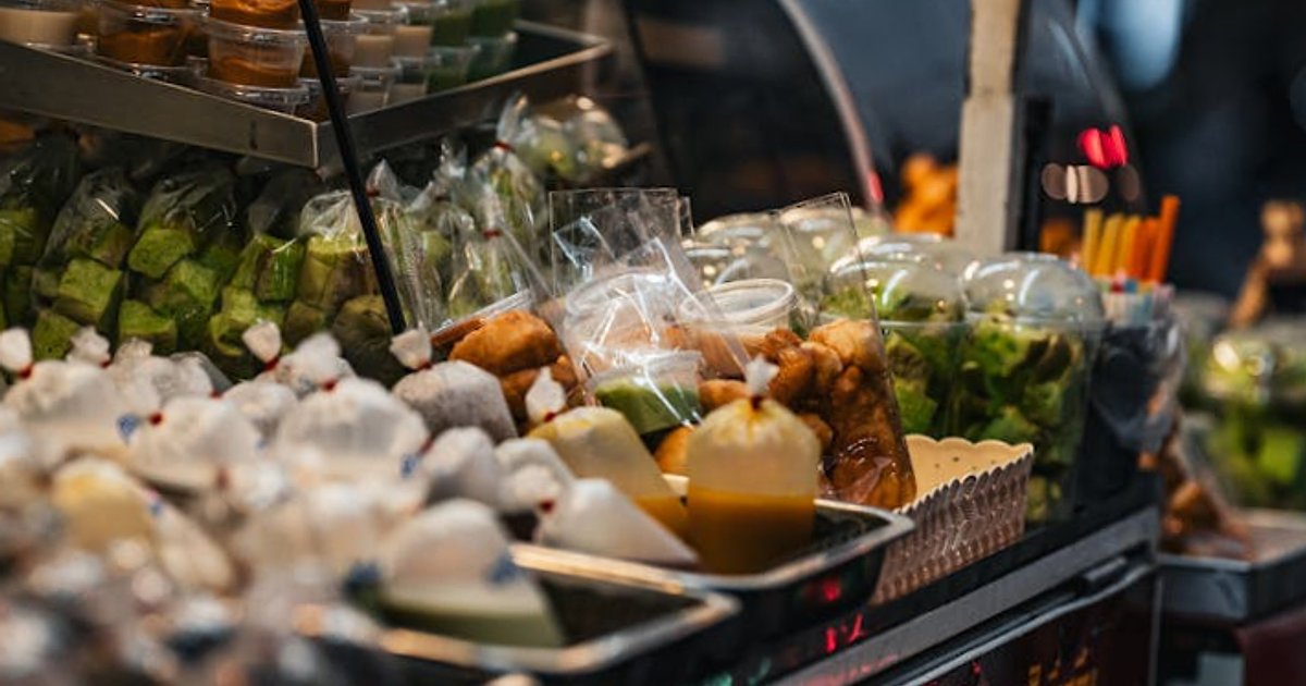 10 nietypowych dań z nocnych targów Tajlandii z cenami: praktyczny przewodnik po street foodzie 2025/2026