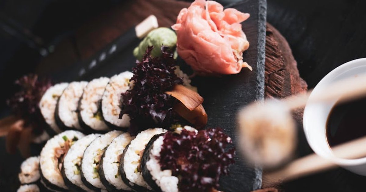 Polskie rolki fusion a tradycyjne sushi w Japonii: co naprawdę jemy i skąd biorą się różnice